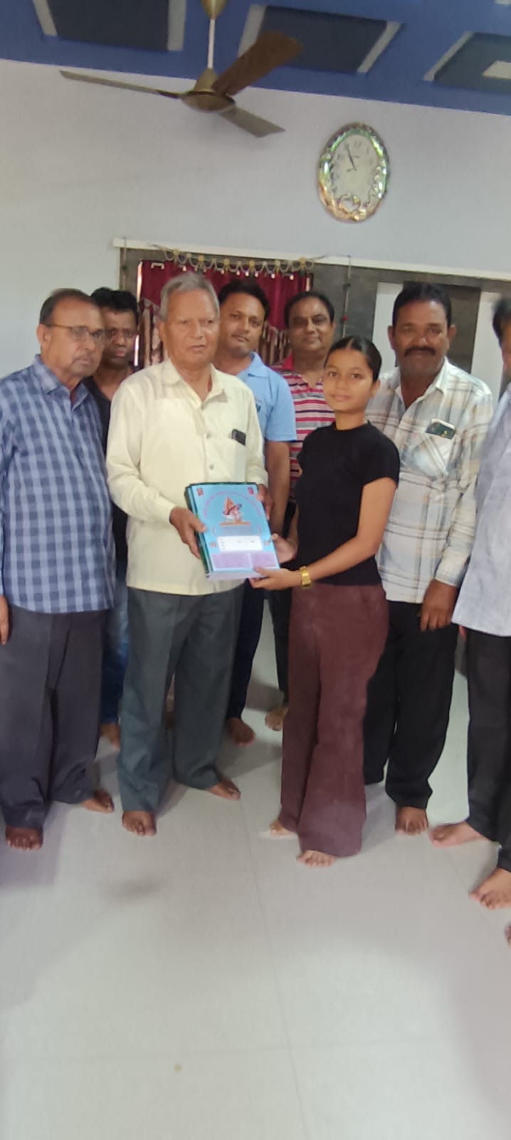 A notebook distribution program was organized by the Haveli Gol Kelavani Mandal